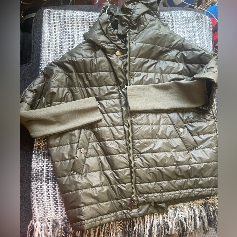 Light jacket. Ladies size M, color:olive. 🫒🫒🫒